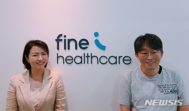 [서울=뉴시스]왼쪽부터 파인헬스케어 신현경 대표이사, 김우성 CMO. (사진= 파인헬스케어 제공) 2021.08.26