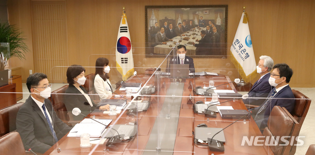 [서울=뉴시스] 이주열 한국은행 총재가 26일 오전 서울 중구 한국은행에서 열린 금융통화위원회 본회의에서 회의를 주재하고 있다. (사진=한국은행 제공) 2021.08.26. photo@newsis.com *재판매 및 DB 금지