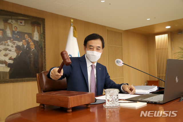 [서울=뉴시스] 이주열 한국은행 총재가 26일 오전 서울 중구 한국은행에서 열린 금융통화위원회 본회의에서 회의를 주재하며 의사봉을 두드리고 있다.  (사진=한국은행 제공) 2021.08.26. photo@newsis.com *재판매 및 DB 금지