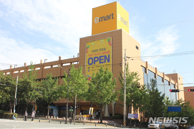 [대구=뉴시스]김정화 기자 = 이마트 만촌점이 20년 만에 새 옷을 입고 오는 27일 재개점에 나선다. (사진 = 이마트 제공) 2021.08.26. photo@newsis.com