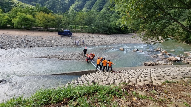 [포항=뉴시스] 강진구 기자 = 경북 포항북부소방서(서장 류득곤) 119구조대는 26일 오전 7시께 포항시 북구 죽장면 상옥리에서 폭우로 고립됐던 A(65·여)를 구조했다.(사진=포항북부소방서 제공) 2021.08.26.photo@newsis.com *재판매 및 DB 금지