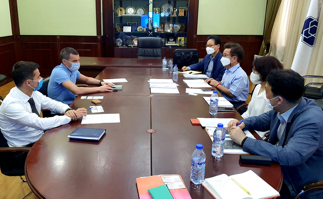 순천향대학교 국제개발협력센터 착수조사단이 현지에서 우즈베키스탄 상공회의소와 사업을 논의하고 있다 *재판매 및 DB 금지