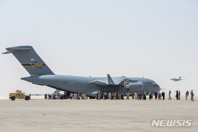 [AP/뉴시스] 23일 카타르의 알우데이다 미 공군기지에 미군 수송기가 착륙해 아프간 철수 민간인들을 내려보내고 있다.  