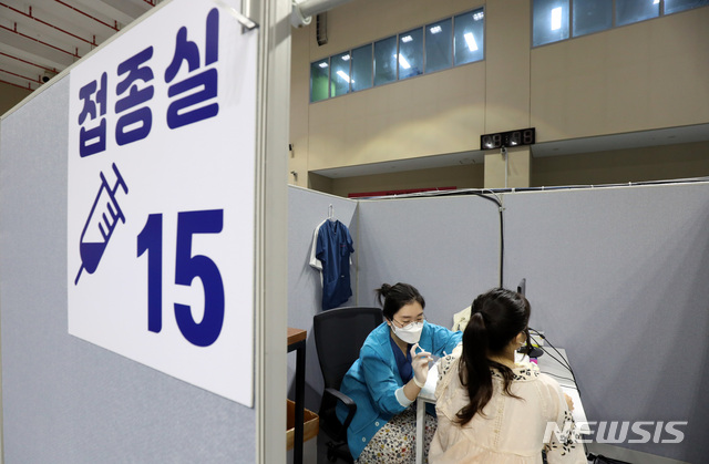 [서울=뉴시스] 김병문 기자 = 18~49세 대상 예방접종이 시작된 26일 오전 서울 동작구 사당종합체육관에 마련된 코로나19 예방접종센터에서 시민이 백신 주사를 맞고 있다. 2021.08.26. dadazon@newsis.com