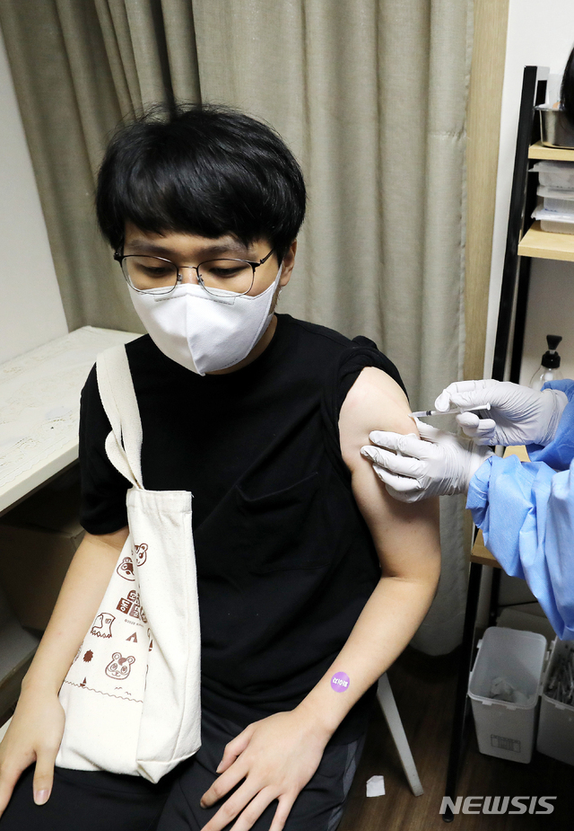 [서울=뉴시스] 사진공동취재단 = 청장년층(18∼49세) 백신 접종이 시작된 26일 오전 서울 관악구 사랑의병원에서 한 시민이 화이자 백신을 접종하고 있다. 2021.08.26. photo@newsis.com