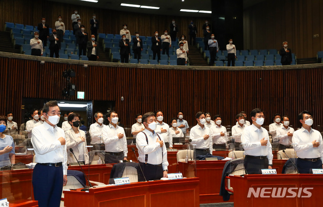 [서울=뉴시스] 최진석 기자 = 더불어민주당 송영길 대표와 대선 경선 후보 등 의원들이 26일 국회에서 열린 2021년 정기국회 대비 국회의원 워크숍에서 국민의례 하고 있다. 일부 의원들은 자리가 없어 방척석에 참석해 있다. (공동취재사진) 2021.08.26. photo@newsis.com