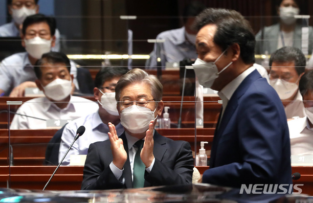 [서울=뉴시스] 최진석 기자 = 더불어민주당 대선 경선 후보인 이재명 경기도지사가 26일 오전 서울 여의도 국회에서 열린 정기국회대비 의원 워크숍에서 단상으로 향하는 이낙연 전 대표를 향해 박수를 치고 있다. (공동취재사진) 2021.08.26. photo@newsis.com