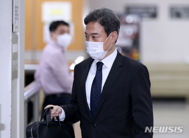 [서울=뉴시스] 고범준 기자 = 이규진 전 대법원 양형위원회 상임위원이 지난해 8월26일 오전 서울 서초구 서울고법에 출석하고 있다. 2021.08.26. bjko@newsis.com