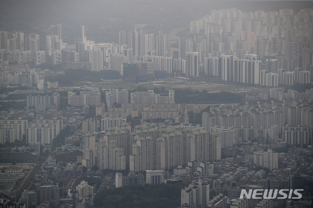 [서울=뉴시스] 정병혁 기자 = 26일 오후 서울 송파구 롯데월드타워 전망대 서울스카이에서 바라본 서울시내 아파트의 모습. 2021.08.26. jhope@newsis.com