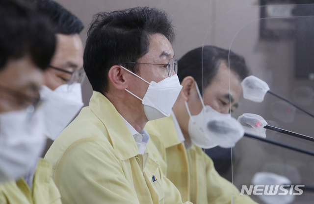 [서울=뉴시스] 김명원 기자 = 이억원 기획재정부 제1차관이 26일 서울 종로구 정부서울청사 합동브리핑실에서 열린 제44차 비상경제 중대본 회의 정례브리핑에서 발언하고 있다. 2021.08.26. kmx1105@newsis.com