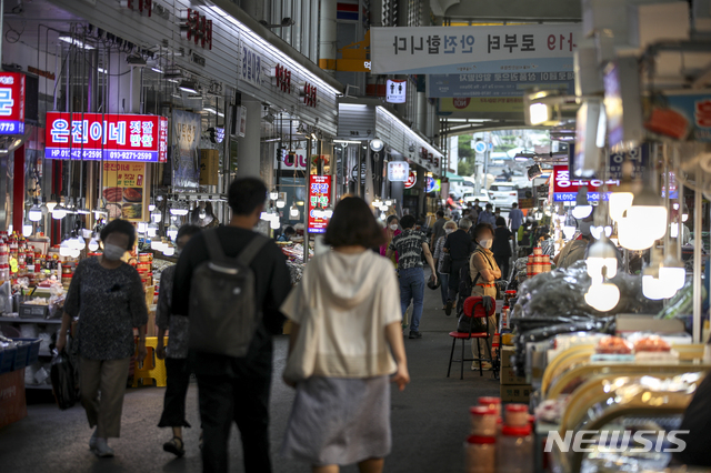 [서울=뉴시스] 정병혁 기자 = 정부가 소득 하위 88% 대상인 코로나 상생국민지원금을 추석 전 지급을 결정한 26일 오후 서울시내 전통시장을 찾은 시민들이 장을 보고 있다. 코로나 상생국민지원금은 기본적으로 가구소득 하위 80% 이하인 가구의 구성원이 대상이다. 단 1인 가구와 맞벌이 가구에는 특례기준이 적용돼 전 국민의 약 88%가 받는다. 지난해 전 국민 재난지원금과 달리 가구당 최대 금액 제한이 없어 가구 구성원 1인당 25만 원씩, 4인 가구라면 100만 원, 5인 가구라면 125만 원을 받는다. 2021.08.26. jhope@newsis.com