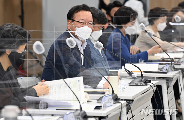 [서울=뉴시스]지난해 8월 제4차 청년정책조정위원회 회의를 주재하고 있는 김부겸 국무총리의 과거 모습. (사진=뉴시스DB). 2021.08.26. 