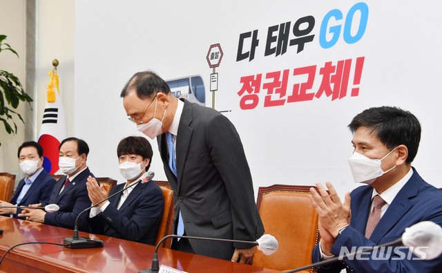 [서울=뉴시스] 전신 기자 = 정홍원 국민의힘 선거관리위원장이 26일 서울 여의도 국회에서 열린 선관위 회의에서 인사하고 있다. (공동취재사진) 2021.08.26. photo@newsis.com