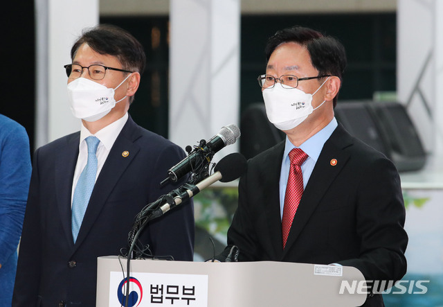 [인천공항=뉴시스] 권창회 기자 = 박범계 법무부 장관이 26일 오후 인천국제공항 제1여객터미널 밀레니엄홀에서 아프가니스탄 특별입국자 관련 브리핑을 하고 있다. 2021.08.26. kch0523@newsis.com