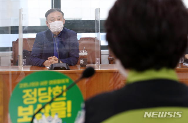 [서울=뉴시스] 조성우 기자 = 이창준 보건복지부 보건의료정책관이 26일 오후 서울 서초구 건강보험심사평가원 대회의실에서 열린 보건복지부와 보건의료노조의 제11차 노정 실무교섭에서 발언하고 있다. 2021.08.26. xconfind@newsis.com