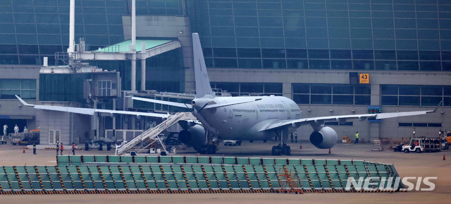 [인천공항=뉴시스] 이영환 기자 = 아프간 현지인 조력자 및 가족들이 탑승한 공군 다목적 공중급유수송기 KC-330이 26일 오후 인천국제공항 제1여객터미널에 도착하고 있다. 2021.08.26. 20hwan@newsis.com