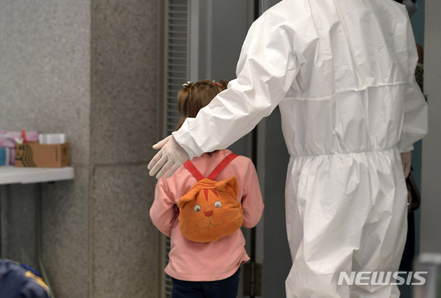 [인천공항=뉴시스] 사진공동취재단 = 아프가니스탄에서 한국 정부 활동을 지원해온 아프간 현지인 직원 및 배우자 ,미성년 자녀, 부모 등 378여 명이 26일 오후 인천국제공항을 통해 입국하고 있다. 2021.08.26. photo@newsis.com