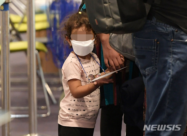 [인천공항=뉴시스] 사진공동취재단 = 아프가니스탄에서 한국 정부 활동을 지원해온 아프간 현지인 직원 및 배우자, 미성년 자녀, 부모 등 378여 명이 지난 26일 오후 인천국제공항을 통해 입국하고 있다. 2021.08.26. photo@newsis.com