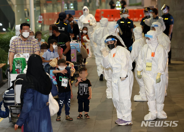 [인천공항=뉴시스] 이영환 기자 = 지난 26일 아프가니스탄 현지인 조력자 가족이 인천국제공항입국장에서 손을 흔들고 있다. 2021.08.26. photo@newsis.com