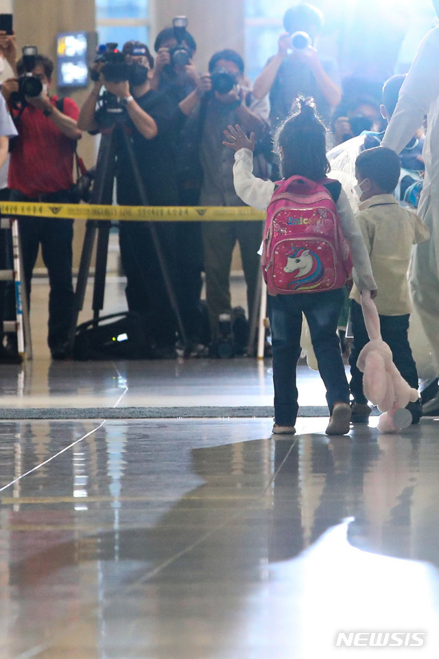 [인천공항=뉴시스] 권창회 기자 = 한국 정부와 협력한 아프간 현지 조력자 입국 대상 391명 중 378명이 입국한 지난 26일 오후 인천국제공항 제1여객터미널에서 아프가니스탄 어린이들이 입국장을 빠져나가고 있다. '특별 공로자' 신분으로 입국한 아프간 조력자 391명은 충북 진천 소재 국가공무원인재개발원에서 6주 가량 머물 예정이다. 2021.08.26. kch0523@newsis.com