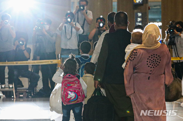 [인천공항=뉴시스] 권창회 기자 = 한국 정부와 협력한 아프간 현지 조력자 입국 대상 391명 중 378명이 입국한 26일 오후 인천국제공항 제1여객터미널에서 아프가니스탄 어린이들이 입국장을 빠져나가고 있다. '특별 공로자' 신분으로 입국한 아프간 조력자 391명은 충북 진천 소재 국가공무원인재개발원에서 6주 가량 머물 예정이다. 2021.08.26. kch0523@newsis.com