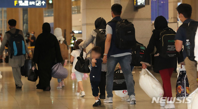 [인천공항=뉴시스] 권창회 기자 = 한국 정부와 협력한 아프간 현지 조력자 입국 대상 391명 중 378명이 입국한 26일 오후 인천국제공항 제1여객터미널에서 아프가니스탄인들이 입국장을 빠져나가고 있다. '특별 공로자' 신분으로 입국한 아프간 조력자 391명은 충북 진천 소재 국가공무원인재개발원에서 6주 가량 머물 예정이다. 2021.08.26. kch0523@newsis.com