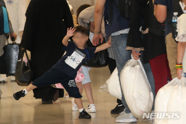 [인천공항=뉴시스] 권창회 기자 = 한국 정부와 협력한 아프간 현지 조력자 입국 대상 391명 중 378명이 입국한 26일 오후 인천국제공항 제1여객터미널에서 아프가니스탄 어린이가 입국장을 빠져나가고 있다. '특별 공로자' 신분으로 입국한 아프간 조력자 391명은 충북 진천 소재 국가공무원인재개발원에서 6주 가량 머물 예정이다. 2021.08.26. kch0523@newsis.com