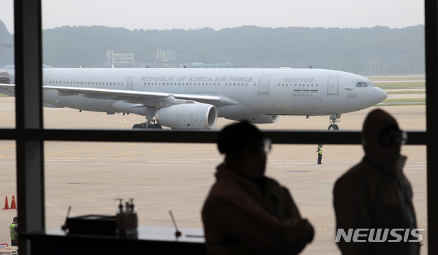 [인천공항=뉴시스] 사진공동취재단 = 지난 26일 오후 인천국제공항에서 아프가니스탄 현지 조력자와 가족들이 탑승한 공군 수송기가 계류장으로 들어오고 있다. 2021.08.26. photo@newsis.com