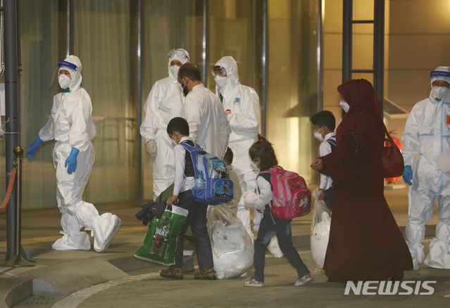 [김포=뉴시스] 고승민 기자 = 아프가니스탄 현지인 조력자 및 가족들이 지난달 26일 인천국제공항을 통해 입국한 뒤 PCR 검사를 받고 결과를 기다리기 위해 임시 격리시설인 김포 마리나베이 호텔로 들어서고 있다. 2021.08.26. kkssmm99@newsis.com