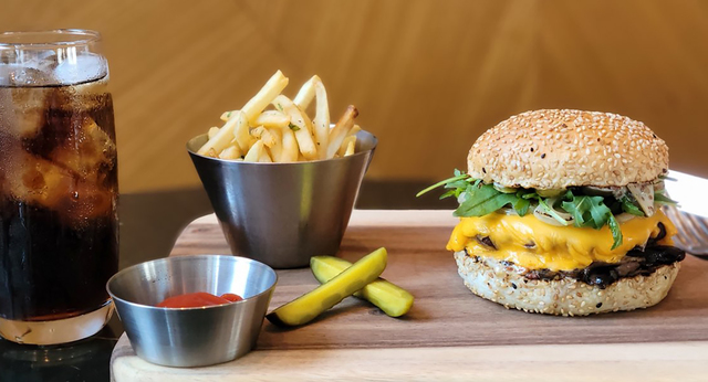 코트야드 메리어트 타임스퀘어 '모모카페'와 '모모바'의 '클래식 버거' 론칭 프로모션&nbsp; *재판매 및 DB 금지