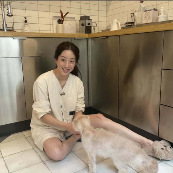 [서울=뉴시스] 배우 정려원.(사진=정려원 인스타그램 제공).2021.08.27.photo@newsis.com