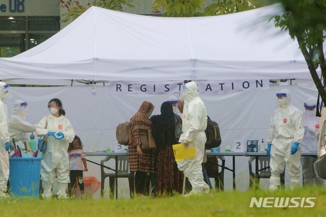 [진천=뉴시스] 조성현 기자 = 인천국제공항을 통해 입국한 아프가니스탄 현지인 조력자 및 가족들이 27일 오전 임시생활시설인 충북 진천군 국가공무원 인재개발원으로 입소하고 있다. 2021.08.27. jsh0128@newsis.com