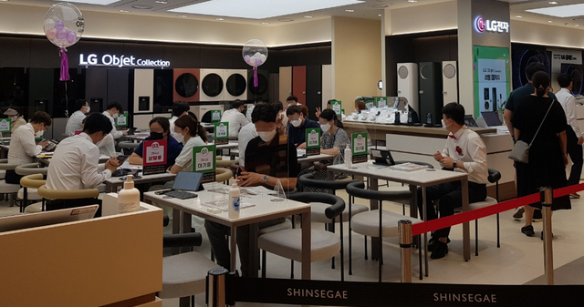 [대전=뉴시스]이국현 기자=지난 26일 대전 신세계 아트앤사이언스 지하 1층 LG전자 매장에 직원과 고객이 상담 중인 테이블이 다수 놓여 있는 모습. 2021.08.29. lgh@newsis.com *재판매 및 DB 금지