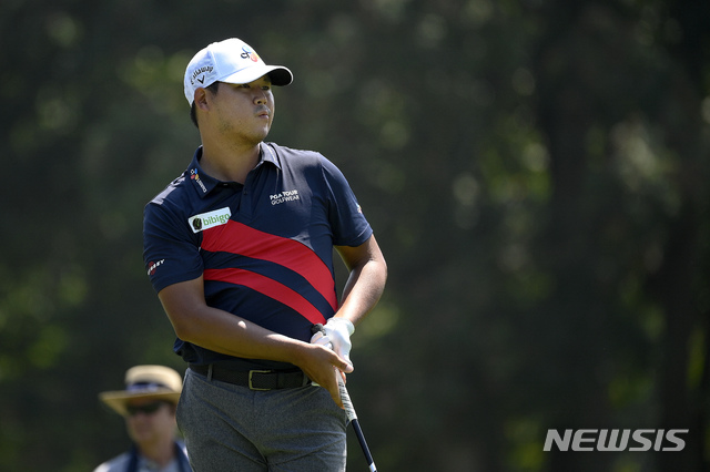 [오윙스밀스=AP/뉴시스] 김시우가 26일(현지시간) 미 메릴랜드주 오윙스 밀스의 케이브스 밸리 골프 클럽에서 개막한 미국프로골프(PGA) 투어 플레이오프(PO) 2차전 BMW 챔피언십 9번 홀에서 티샷 후 타구를 바라보고 있다. 김시우는 2오버파 68위로 첫날을 마쳤다. 2021.08.27.