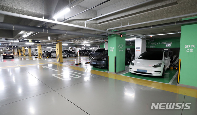 [서울=뉴시스] 백동현 기자 = 2021년 8월 27일 오후 서울시내 한 아파트 단지 주차장 전기차 충전소에 차량이 충전 주차돼 있다. 2021.08.27. livertrent@newsis.com