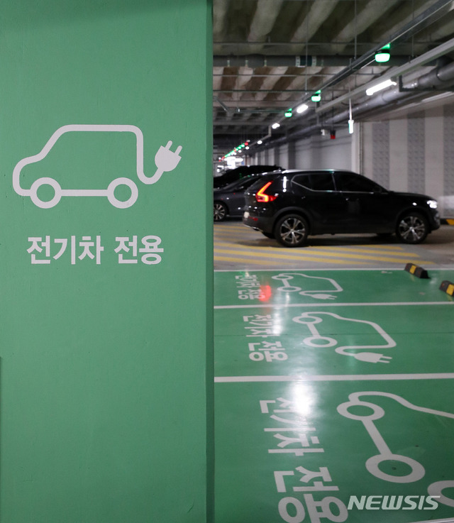 [서울=뉴시스] 백동현 기자 = 27일 오후 서울시내 한 아파트 단지 주차장에 전기차 전용 충전소가 설치되어 있다. 이날 산업통상자원부는 내년부터 신축 아파트는 총 주차면수의 5%, 구축 아파트는 2% 이상 규모로 전기차 충전기를 의무 설치해야 한다는 내용을 담은 시행령 일부개정령안을 입법예고한다고 밝혔다. 2021.08.27. livertrent@newsis.com