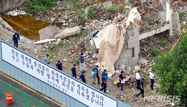 [광주=뉴시스] 류형근 기자 = 광주지법이 27일 오전 광주 동구 학동 재개발구역 17명의 사상자가 발생한 붕괴참사 현장에서 업무상 과실치사상 등의 혐의로 구속기소된 하청업체 현장 관리자와 재하청 업체 굴착기 기사에 대해 현장검증을 하고 있다. 2021.08.27. hgryu77@newsis.com