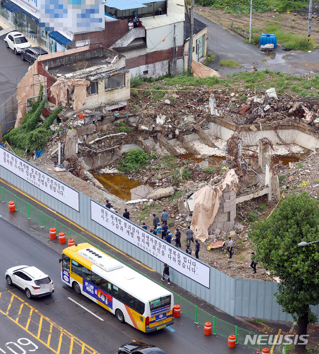 [광주=뉴시스] 류형근 기자 = 광주지법이 27일 오전 광주 동구 학동 재개발구역 17명의 사상자가 발생한 붕괴참사 현장에서 업무상 과실치사상 등의 혐의로 구속기소된 하청업체 현장 관리자와 재하청 업체 굴착기 기사에 대해 현장검증을 하고 있다.  2021.08.27. hgryu77@newsis.com