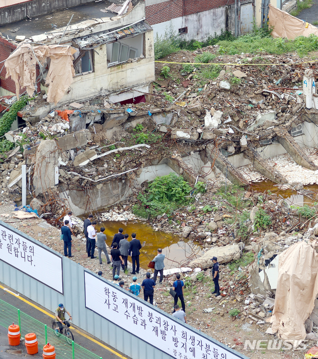 [광주=뉴시스] 류형근 기자 = 광주지법이 27일 오전 광주 동구 학동 재개발구역 17명의 사상자가 발생한 붕괴참사 현장에서 업무상 과실치사상 등의 혐의로 구속기소된 하청업체 현장 관리자와 재하청 업체 굴착기 기사에 대해 현장검증을 하고 있다. 2021.08.27. hgryu77@newsis.com