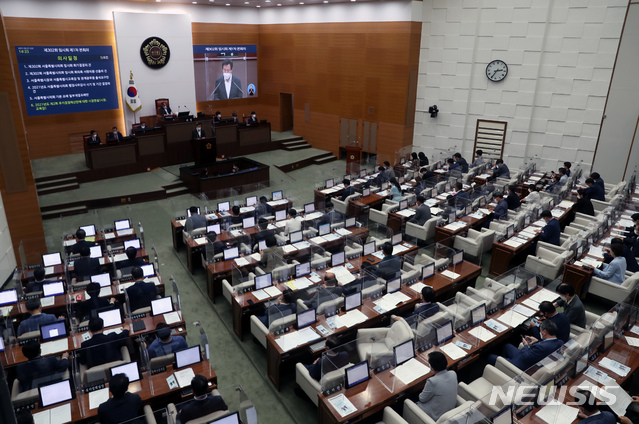 [서울=뉴시스] 고승민 기자 = 오세훈 서울시장이 27일 서울시의회에서 열린 제302회 임시회에서 2021년도 제2회 추가경정예산안에 대한 시정연설을 하고 있다. 2021.08.27. kkssmm99@newsis.com