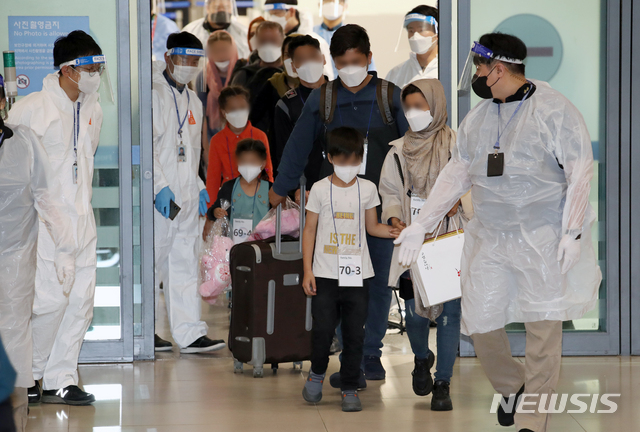 [인천공항=뉴시스] 조성우 기자 = 아프가니스탄 현지인 조력자와 가족이 지난 27일 오후 중간 기착지인 파키스탄에서 우리 군 수송기를 타고 인천국제공항 제1여객터미널에 도착 후 입국장으로 들어서고 있다. 2021.08.27. xconfind@newsis.com