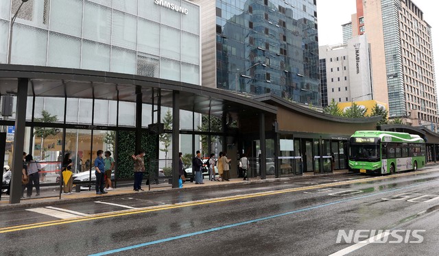 [서울=뉴시스] 백동현 기자 = 27일 오후 서울 마포구 홍대입구역 중앙버스정류소 스마트쉘터에서 시민들이 버스를 기다리고 있다. 서울시는 이번 시범운영으로 정류소 운영에 따른 수익·비용 자료의 수집 및 정확한 분석을 통해 향후 스마트쉘터 확대설치를 위한 기반을 마련할 예정이다. 2021.08.27. livertrent@newsis.com