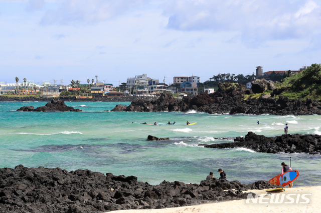[제주=뉴시스] 우장호 기자 =제주시 애월읍 곽지해변을 찾은 레저객들이 물놀이를 즐기고 있다. 사진은 이 사고와 직접적인 연관이 없음. (뉴시스DB) woo1223@newsis.com