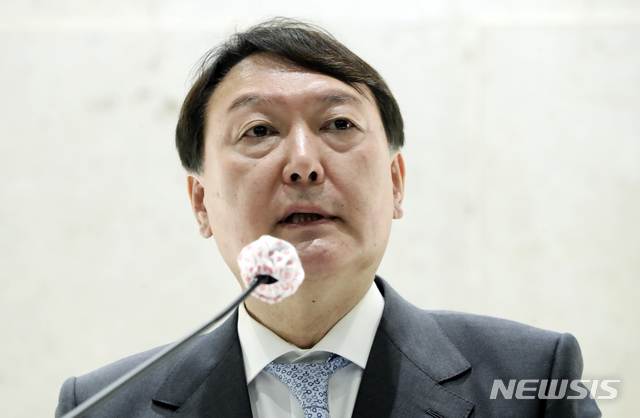 [서울=뉴시스] 최진석 기자 =국민의힘 대권주자인 윤석열 전 검찰총장이 27일 오후 서울 영등포구 공군호텔에서 열린 국민과 함께하는 국방포럼 세미나에 참석해 축사를 하고 있다. 2021.08.27. myjs@newsis.com