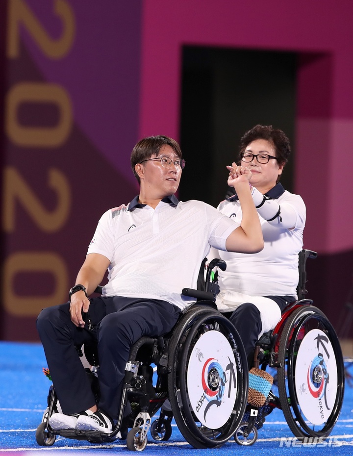 [도쿄=뉴시스]도쿄패럴림픽 양궁 김옥금(오른쪽)과 구동섭 (사진 = 대한장애인체육회 제공)