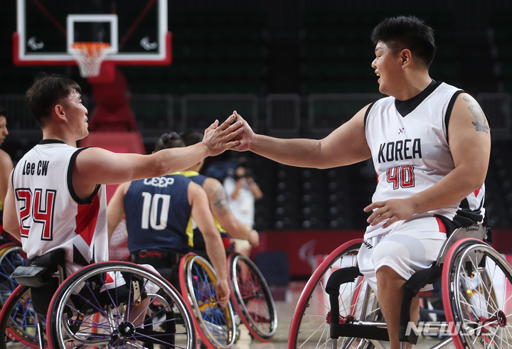 [도쿄=뉴시스]휠체어농구 이치원(왼쪽)과 김동현 (사진 = 대한장애인체육회 제공)