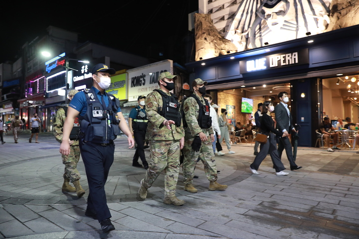 [평택=뉴시스] 지난해 8월27일 경기 평택시 오산공군기지 앞 신장쇼핑몰 일대에서 한미합동순찰을 진행하고 있다.(사진=뉴시스 DB) 2021.8.29 photo@newsis.com *재판매 및 DB 금지