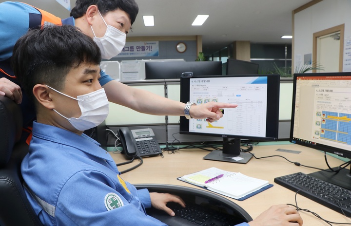 광양제철소 노재그룹 직원들이 내화물 데이터 관리 시스템 개발 작업을 하고 있다. (사진=광양젱철소 제공) *재판매 및 DB 금지
