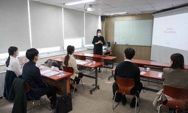 이연에프엔씨 '대학생 인턴' 교육 모습 *재판매 및 DB 금지