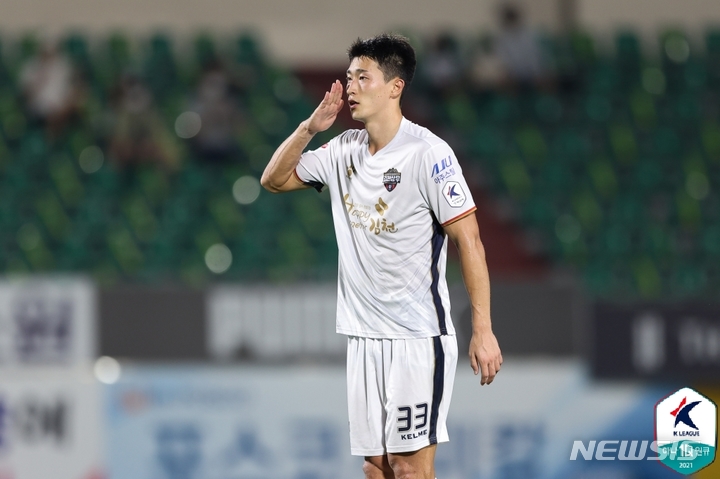 [서울=뉴시스] 김천 상무 조규성이 동점골 후 경례 세리머니를 했다. (사진=프로축구연맹 제공)